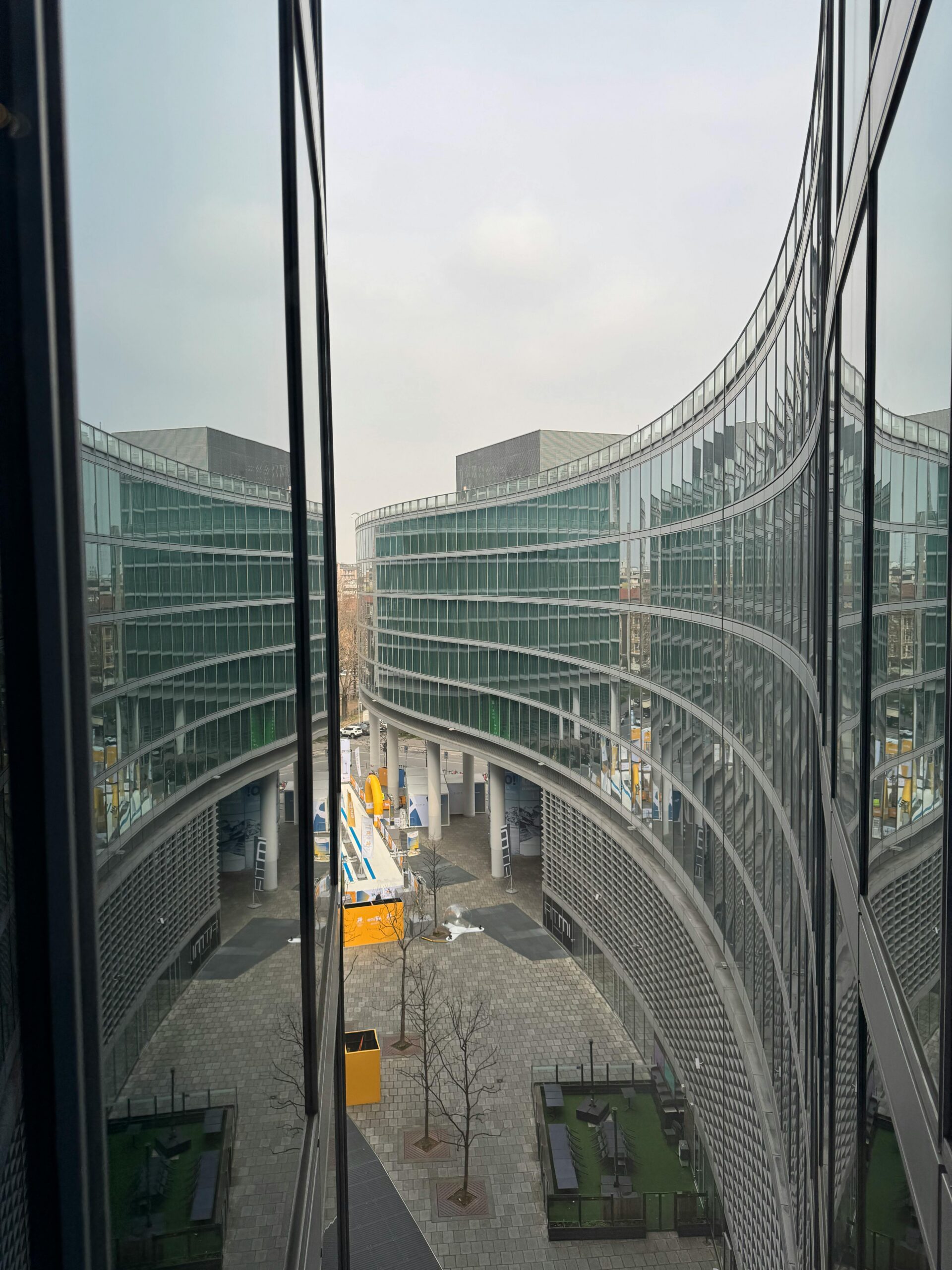 Architettura direzionale moderna per consulenza tecnica immobili