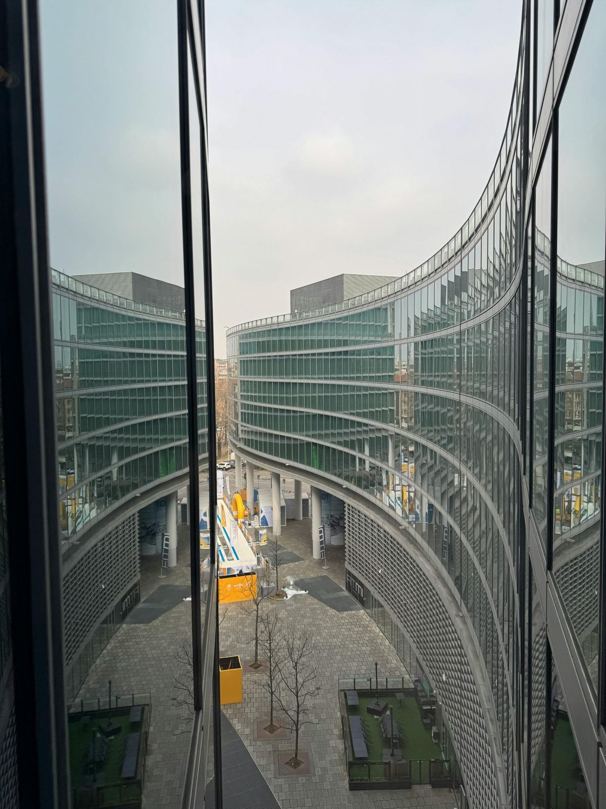 Architettura direzionale moderna per consulenza tecnica immobili